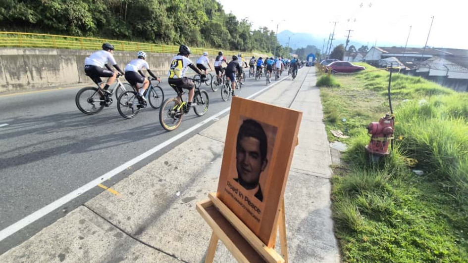 Unos 220 ciclistas participaron en la actividad 'Rodamos por Martín, rodamos por ti, rodamos por todos', en Manizales.