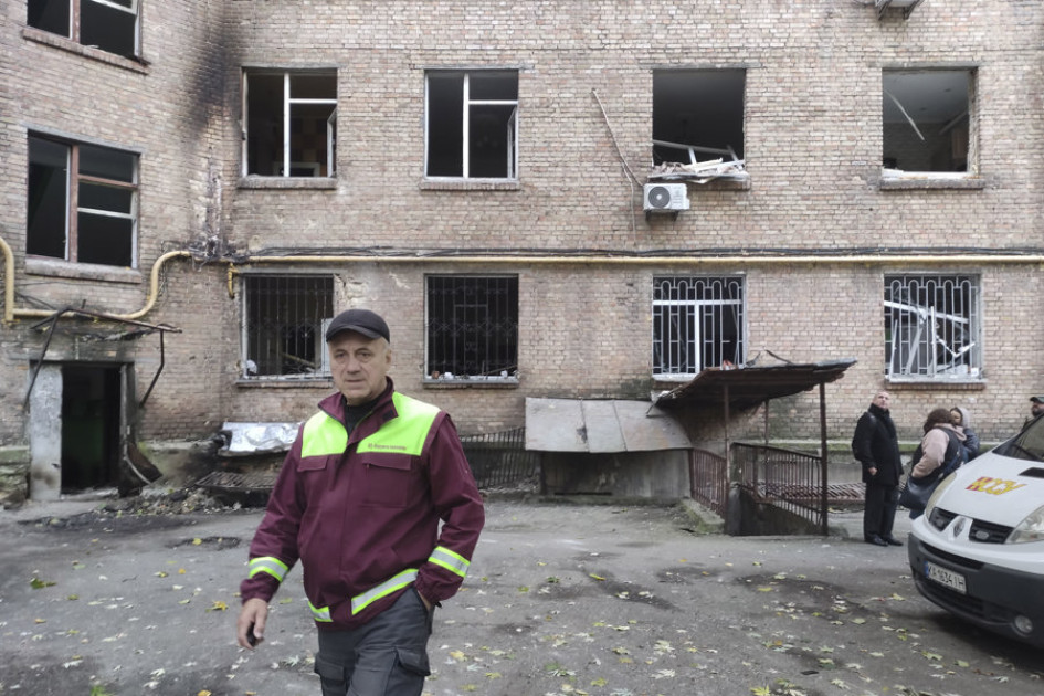 Rusia atacó en la noche del martes a Ucrania con 405 drones de larga distancia y 28 misiles, de los que once eran misiles balísticos Iskander-M o su equivalente norcoreano KN-23 y otros cuatro misiles hipersónicos Kinzhal que no pudieron ser interceptados por las defensas ucranianas, según refleja el parte sobre el bombardeo de la Fuerza Aérea ucraniana.