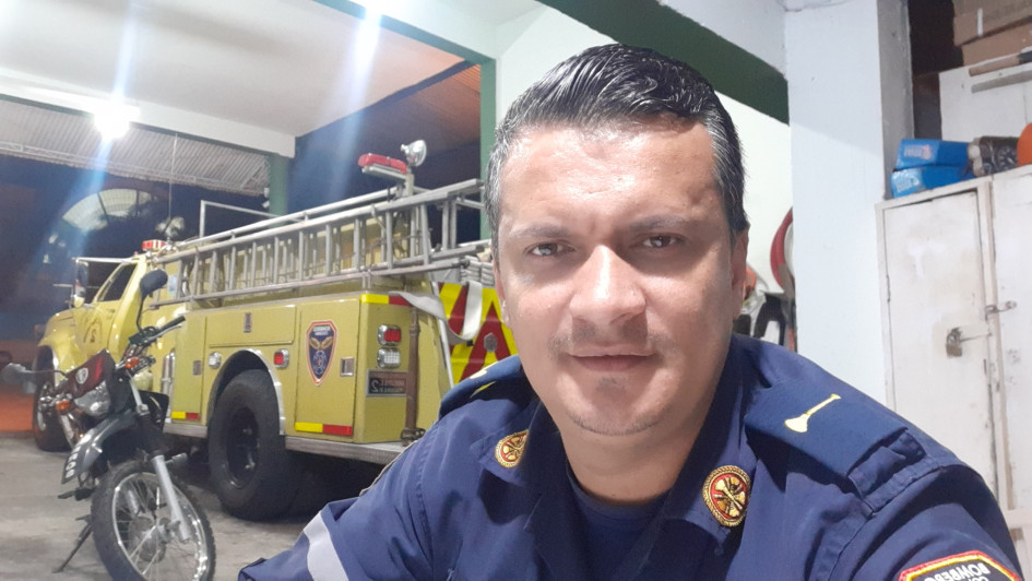 El comandante del Cuerpo de Bomberos de Anserma, Carlos Alberto Castrillón, sufrió una fractura en una de sus piernas durante la atención de un incendio.
