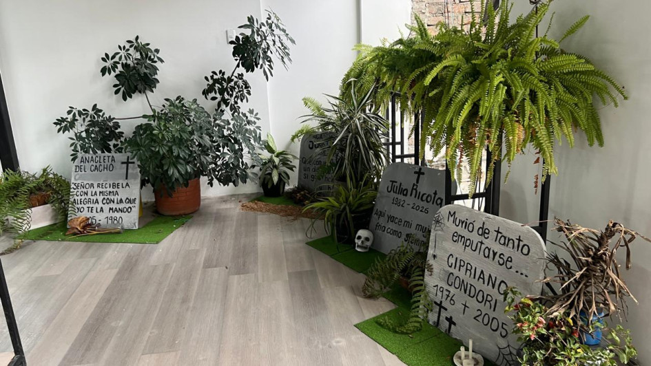 Sede municipal, con decoración de Halloween