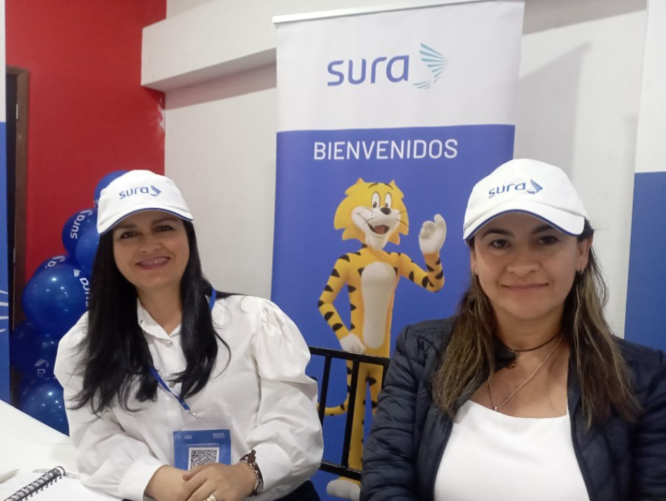 Claudia Patricia Bedoya y Bibiana Alexandra Muñoz, ejecutivas comerciales de SURA.