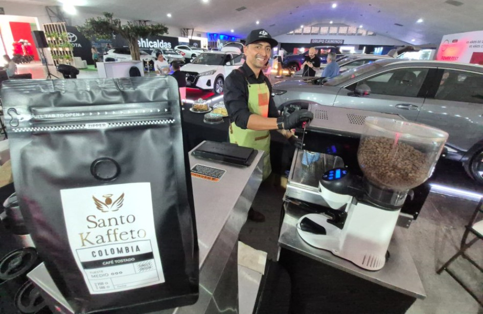 Germán Hurtado, barista de Santo Kaffeto, prepara con excelencia la bebida nacional para asistentes y asesores de la Autoferia