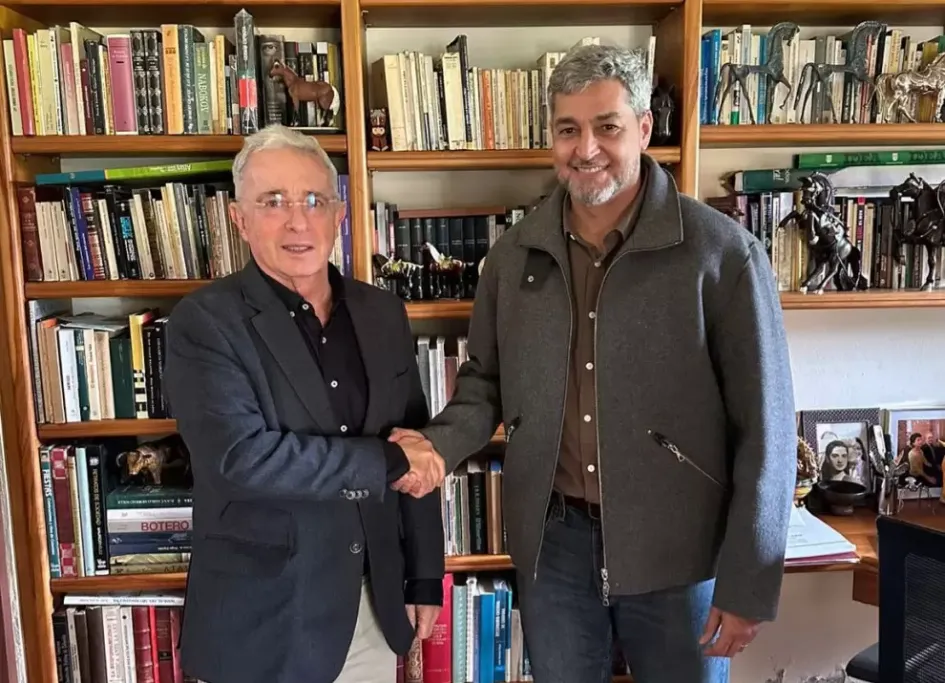 Álvaro Uribe Vélez y Mario Abdo Benítez, expresidentes de Colombia y Paraguay.