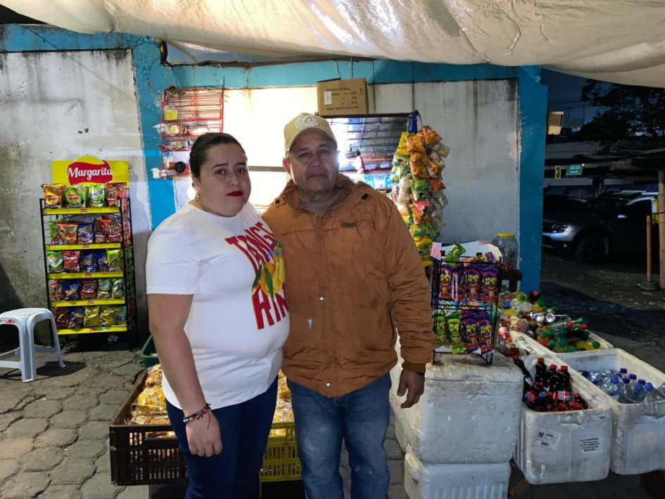 Eucario Murillo Grisales y su esposa llegan cada día a la calle 51 con carrera 24 a las 4:00 p.m. y se quedan hasta la 1:00 a.m. Son quienes atienden a acompañantes de los pacientes de la clínica Ospedales.