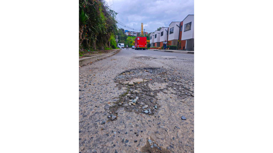Algunos huecos que hay sobre la calle 93 en el sector de San Marcel.