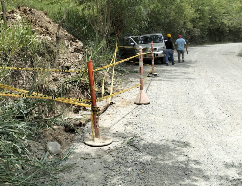 El 30 de agosto de este año se venció el contrato de pavimentación. Aún no se reinicia. La construcción debía ser entregada en marzo del 2024. Un extrabajador cuestiona la calidad de la obra, la Gobernación de Caldas responde.