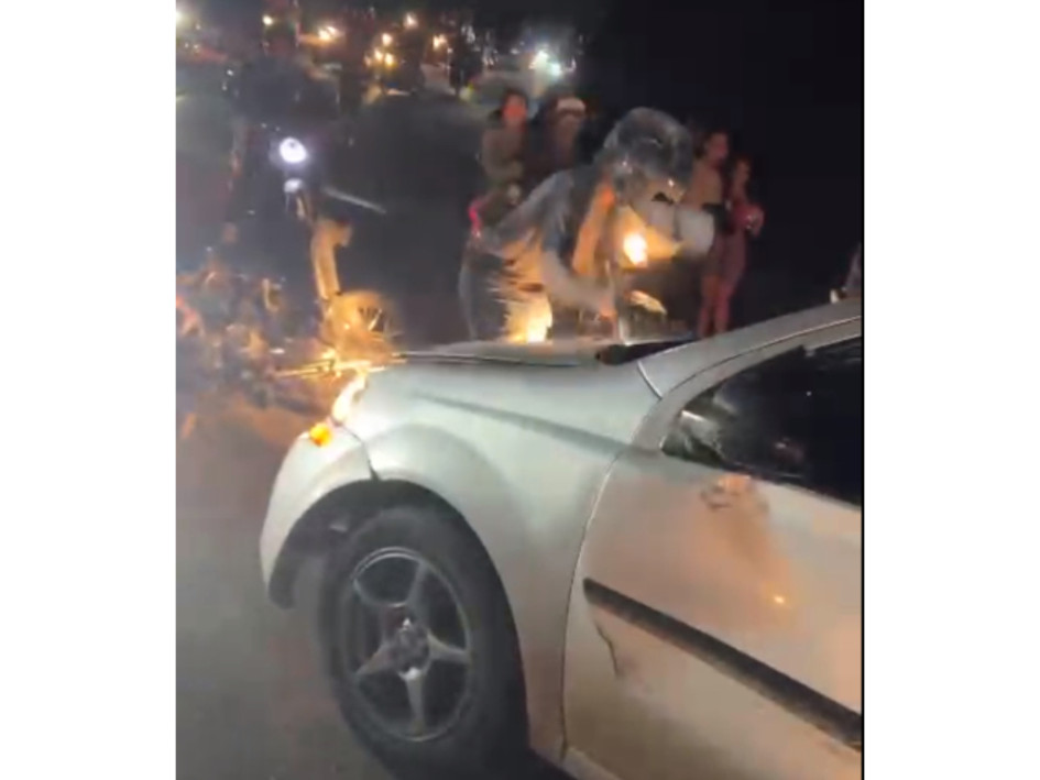 Un carro terminó vandalizado y su conductor golpeado, tras protagonizar un choque con una moto.