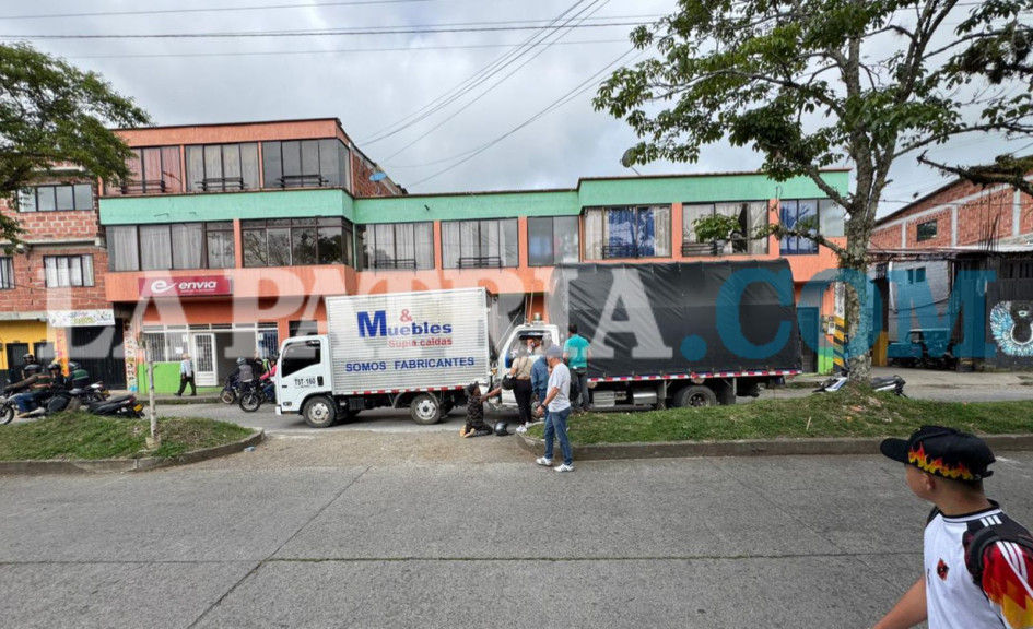 En el choque estuvieron involucrados dos camiones y un taxi, aunque no se registraron lesionados.