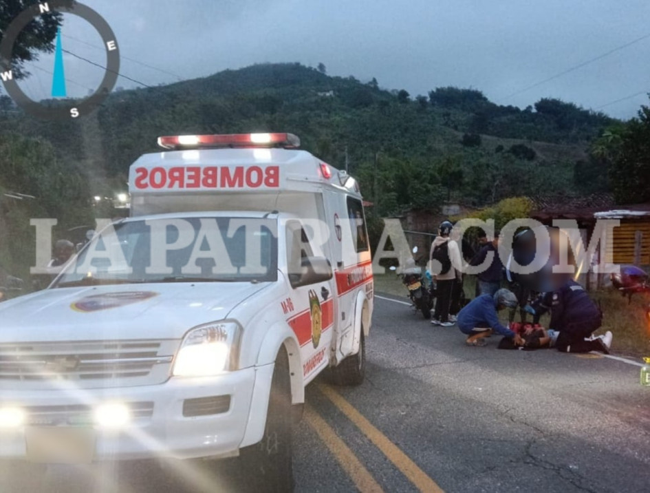 Tres personas sufrieron lesiones tras caer de la moto, en el momento que evitó atropellar un perro.