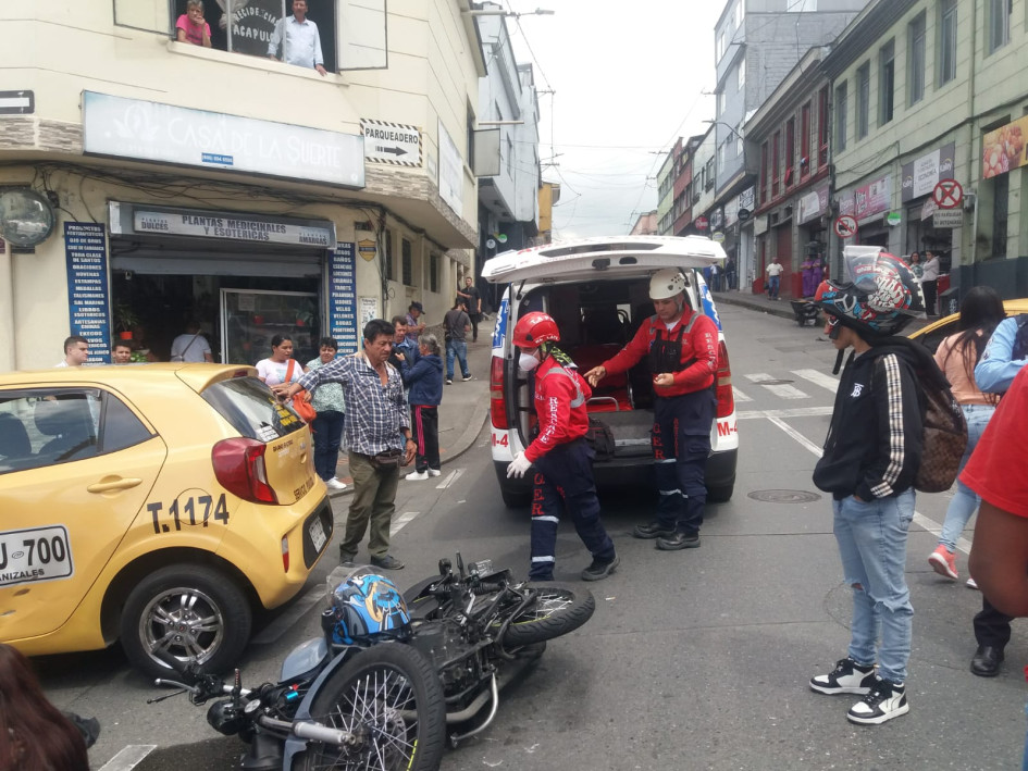 En Manizales, un motociclista sufrió una lesión de consideración en el rostro, tras colisionar con un taxi.