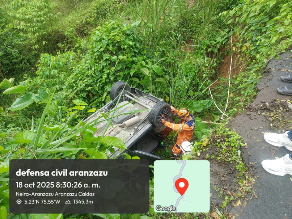 El vehículo particular se salió de la carretera y se volcó. Su conductor sufrió lesiones.