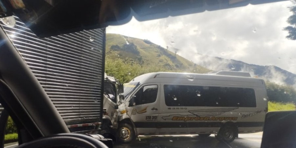 Cinco ocupantes del carro de servicio público sufrieron lesiones. Se desconocen las causas del accidente.