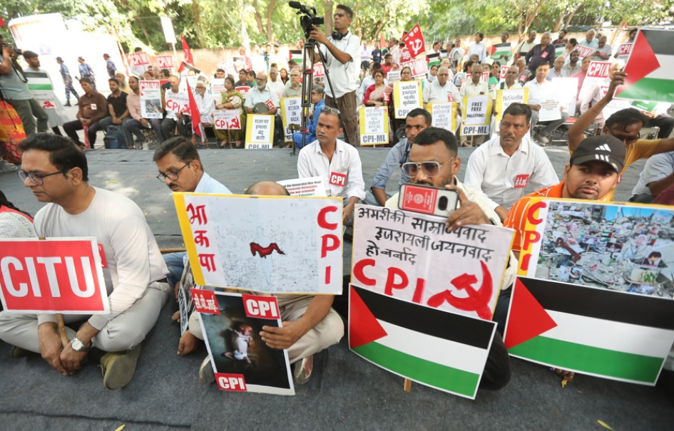Activistas del Partido Comunista de la India (Marxista) sostienen carteles durante una protesta en solidaridad con el pueblo palestino en Nueva Delhi, India, este 9 de octubre del 2025.