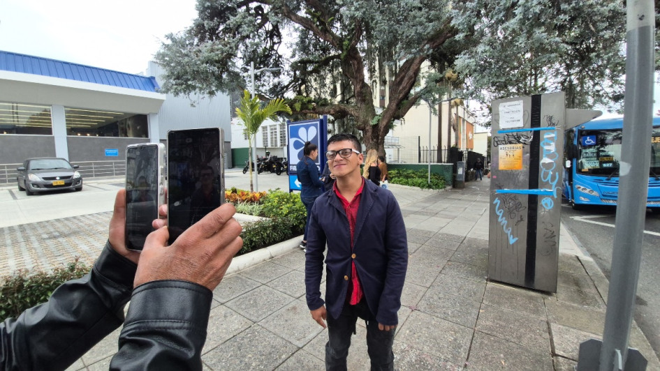 Alejandro Castaño Jiménez saca su negocio del túnel. La Alcaldía de Manizales le entregó un módulo metálico. El influenciador Camilo Cifuentes también lo ha ayudado.