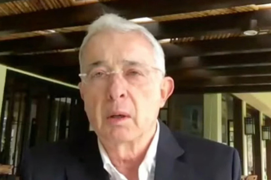Captura de pantalla de un video que muestra al expresidente de Colombia Álvaro Uribe hablando durante una audiencia este martes, en Bogotá (Colombia).