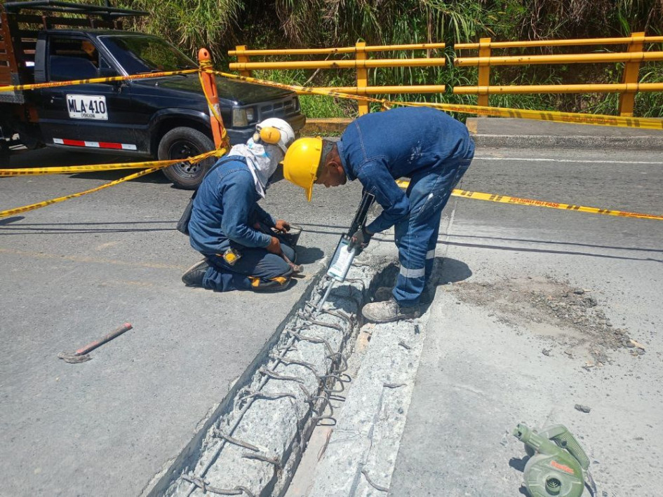 El cambio de juntas lo realizan en el Puente Pedragales del corredor La Romelia - El Pollo