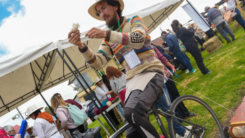 Con la bicirueca Aulionel Echeverri encontró una forma única de unir sus dos pasiones: el tejido y el ciclismo.