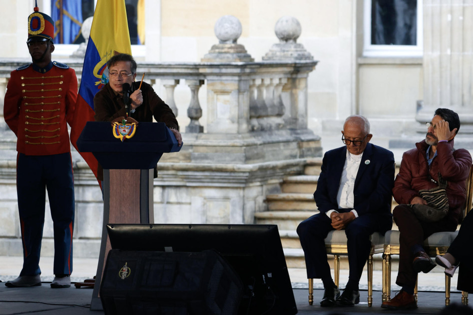 El presidente de Colombia, Gustavo Petro (i), habla junto al cofundador del Colectivo de Abogadas y Abogados José Alvear Restrepo (Cajar), Eduardo Carreño Wilches (2-d), durante un acto público de reconocimiento de responsabilidad internacional del Estado frente al colectivo, este viernes, en Bogotá (Colombia).