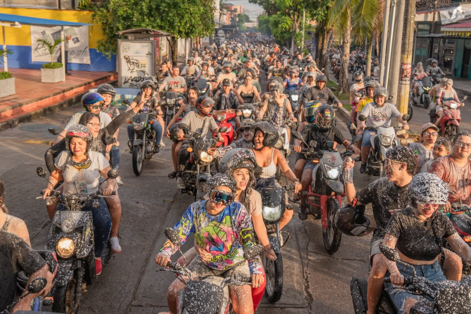 Caravana del Carnaval del Río y del Sol en La Dorada este jueves. 