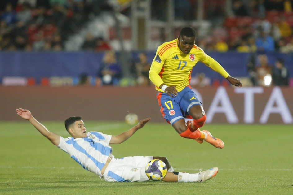 Dylan Gorosito (i) de Argentina disputa el balón con Juan David Arizala de Colombia