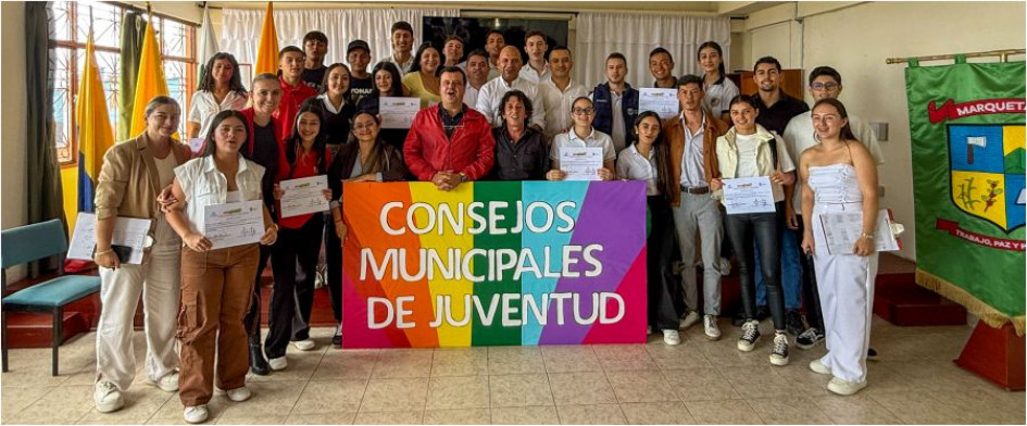 Los jóvenes que participaron en el Foro de Marquetalia en compañía de políticos, delegados de la Registraduría y autoridades locales.