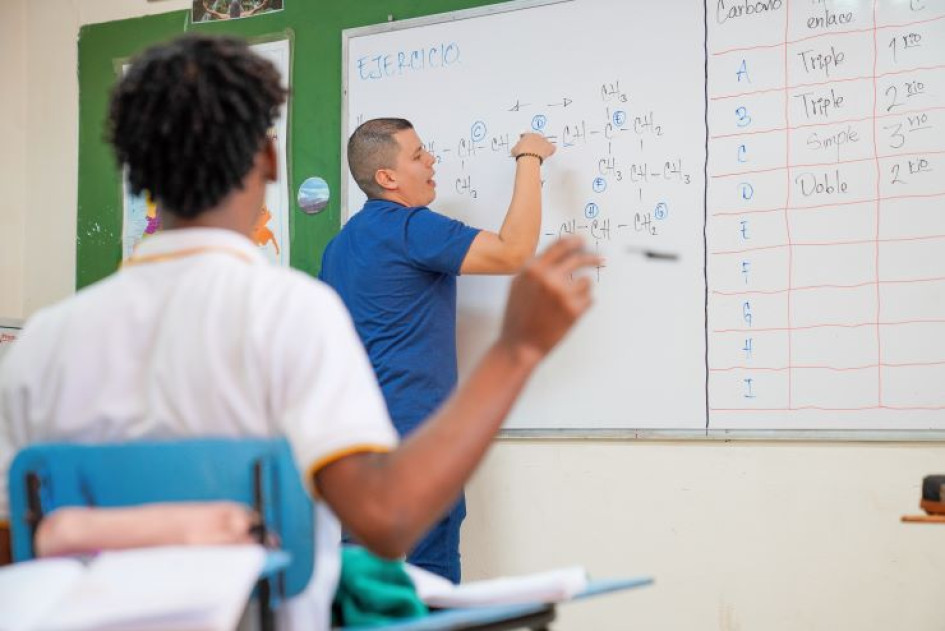 Los docentes deberán certificar años de experiencia académica y títulos en especialización, maestría o doctorado. 
