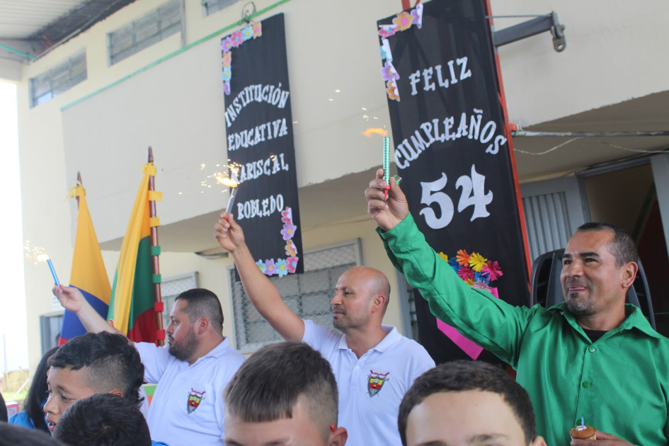 La Institución Educativa Mariscal Robledo felicita a su comunidad académica por el compromiso, la pasión y el amor con el que día a día escribe su historia. 
