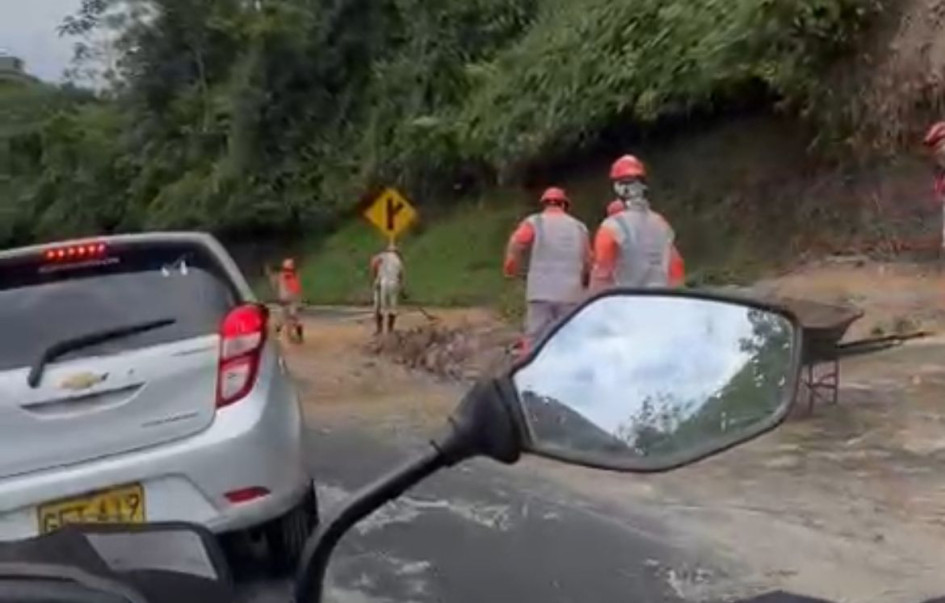 En la tarde del sábado (18 de octubre) se presentó deslizamiento de tierra entre Santa Rosa y Pereira 