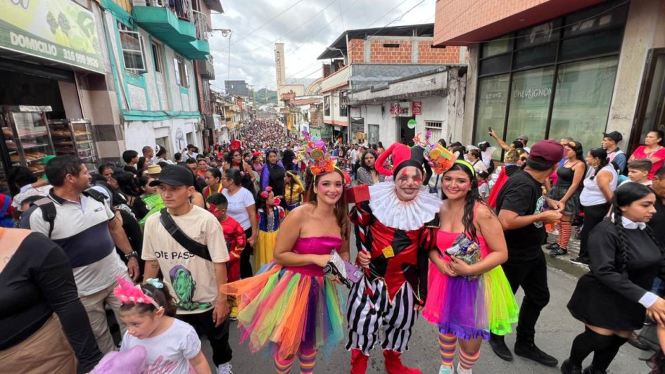 El desfile de disfraces tuvo una gran asistencia de personas.