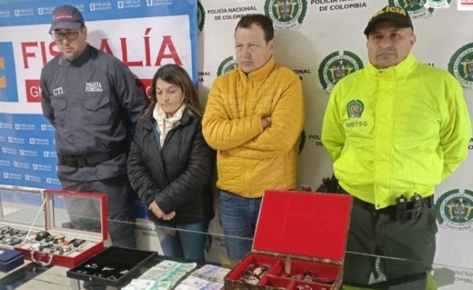 Foto| LA PATRIA  César Ramírez Botero, de 43 años, representante legal de la Constructora El Ruiz, y su esposa, Paula Milena Sepúlveda Castaño, cuando fueron detenidos por otro caso.