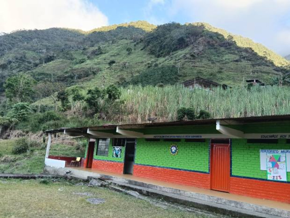 Foto I Cortesía para LA PATRIA  La escuela de la vereda Samaria está rodeada de montañas con cultivos de plátano, café y caña. Allí piden señal de internet .