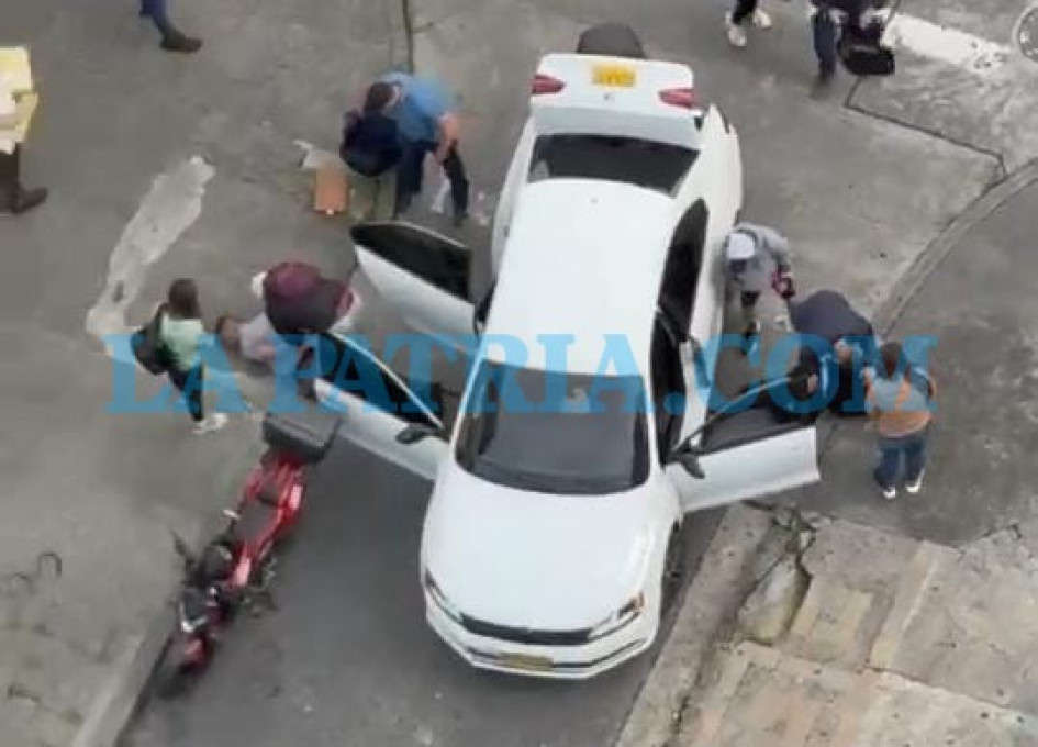 A los presuntos extorsionistas los capturaron a un costado de la Gobernación de Caldas, luego de recibir el dinero del empresario.