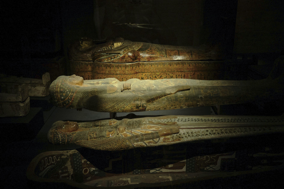 Vista de una de las salas del Museo de Antigüedades Egipcias de El Cairo, que alberga aún colecciones dedicadas a la civilización faraónica, con estatuas, sarcófagos y objetos funerarios de distintas dinastías.
