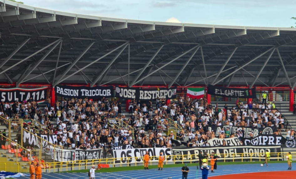 Unos 400 integrantes de Holocausto Norte llegaron a Villavicencio para apoyar al Once Caldas. Se destaca el ambiente de camaradería con los hinchas de Llaneros.