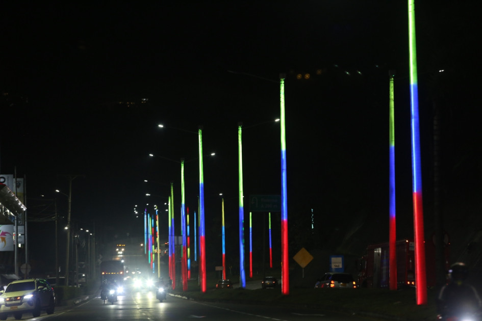 La vía Panamericana estrena oficialmente su iluminación con nueva tecnología. Así se ve el recorrido nocturno entre Manizales y Villamaría. Detalles de la obra.
