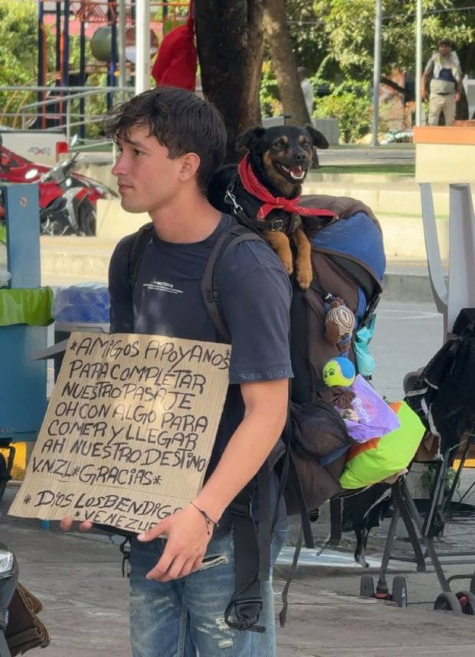 Fotos I Cortesía Paulo Tamayo I LA PATRIA  Josué Sousa, un joven venezolano decidido a regresar a su tierra natal, recorría las carreteras de Colombia con una mochila a cuestas y un compañero muy especial: Ares