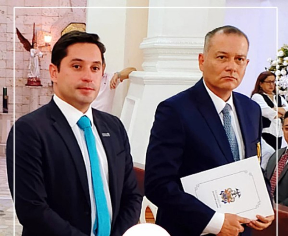 El magistrado (derecha) Recibió la Orden Cacique Ocuzca, el máximo galardón que concede la localidad. Fue durante las Fiestas del Regreso del 2024 de Anserma, en el grado de Gran Oficial, en un acto público realizado en la Parroquia Santa Bárbara, donde se reconocieron sus méritos y su aporte al país.