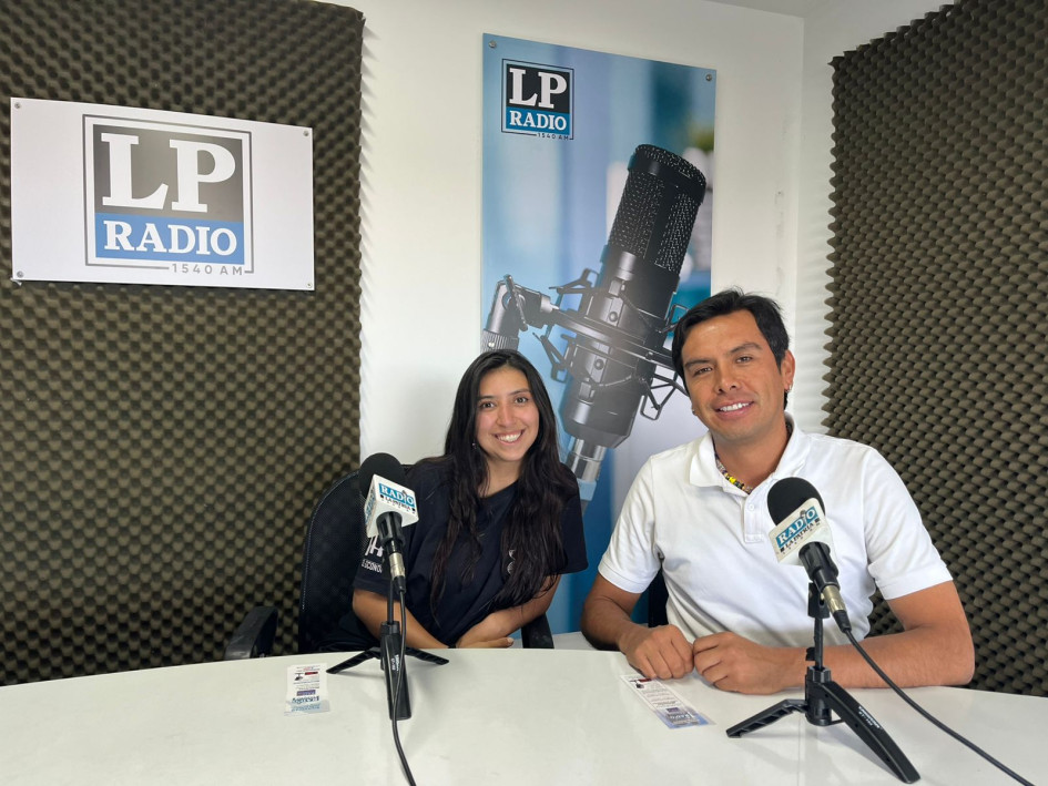 María Paula Romero y Van Bredy Gallego, integrantes del grupo juvenil de teatro El Escondite de Manizales 