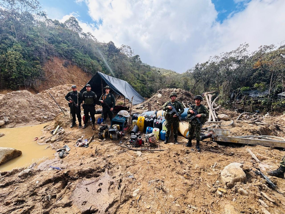 En el operativo, las autoridades destruyeron maquinaria y capturaron a 10 personas.