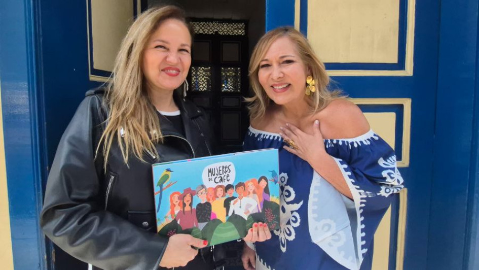 Las compositoras Vicky Echeverri y María Isabel Saavedra muestran el libro Mujeres de Café que rinde homenaje a las mujeres del Eje Cafetero.