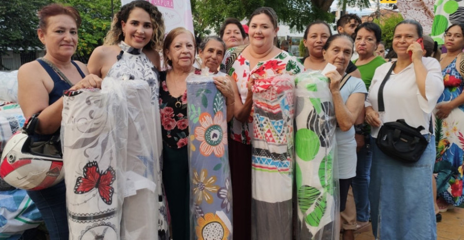 Las mujeres del puerto caldense posan con telas entregadas en el Parque Simón Bolívar.