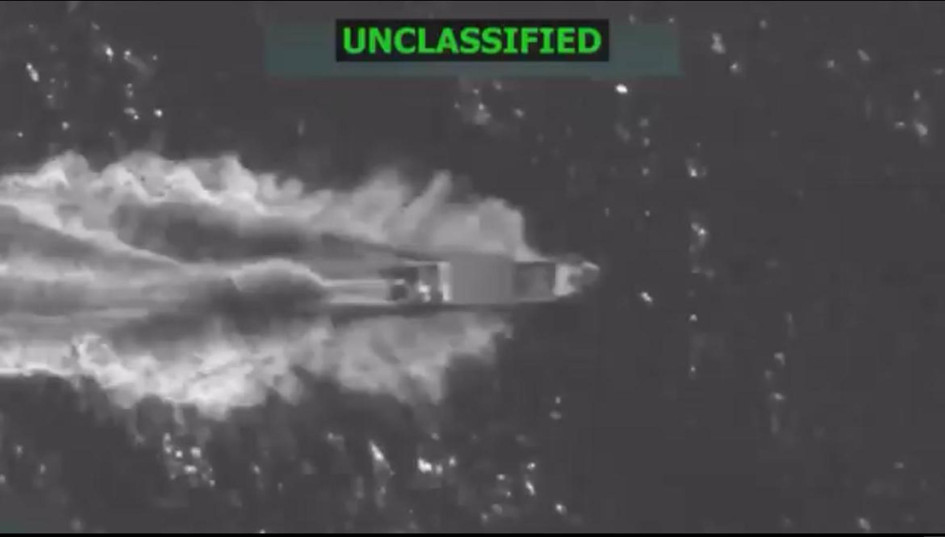 Captura de pantalla de un video publicado en la cuenta oficial de la red social X @SecWar del secretario del Departamento de Defensa estadounidense, Pete Hegseth, que muestra un ataque contra una embarcación en aguas del océano Pacífico.