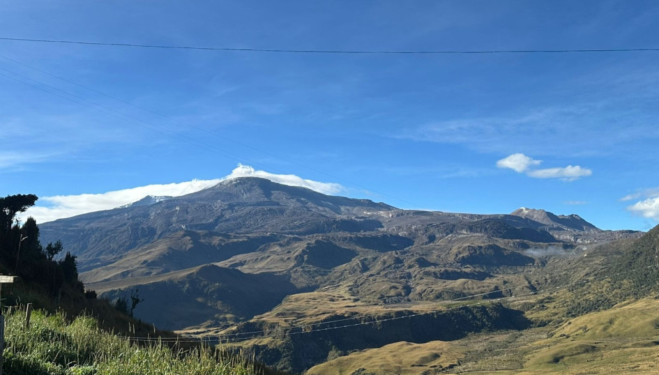 La restricción aplica todo el día y se inicia desde el sector de La Esperanza (Manizales) hasta Murillo (Tolima), vía que borde al volcán Nevado del Ruiz.