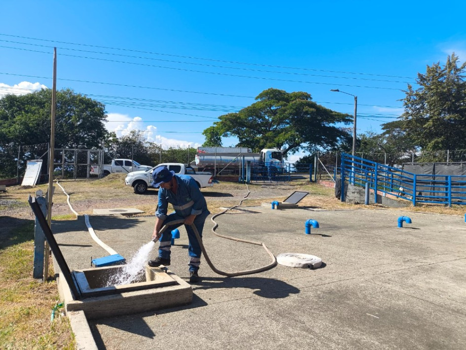 En la parte alta del corregimiento, la solución fue novedosa, transportan el agua hasta los tanques y la suministran por los acueductos 