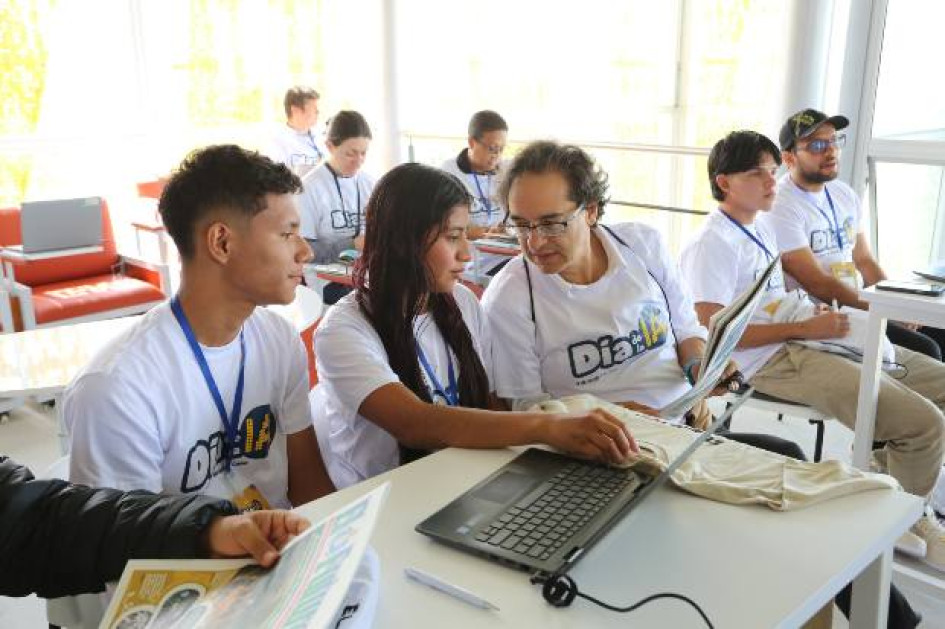 El director de Computadores para Educar, Óscar Sánchez, estuvo en Manizales durante el Día de La Inteligencia Artificial. Habló con estudiantes, de diversas regiones del país, sobre proyectos con los cuales aprovechan la tecnología en sus colegios. 