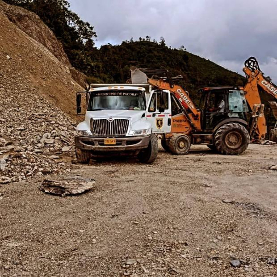 Fotos I Facebook I alcaldías  En municipios de Caldas arreglan carreteras, remueven un derrumbe que genera riesgo para habitantes, llevan más internet veredal. Y más reportes informativos.