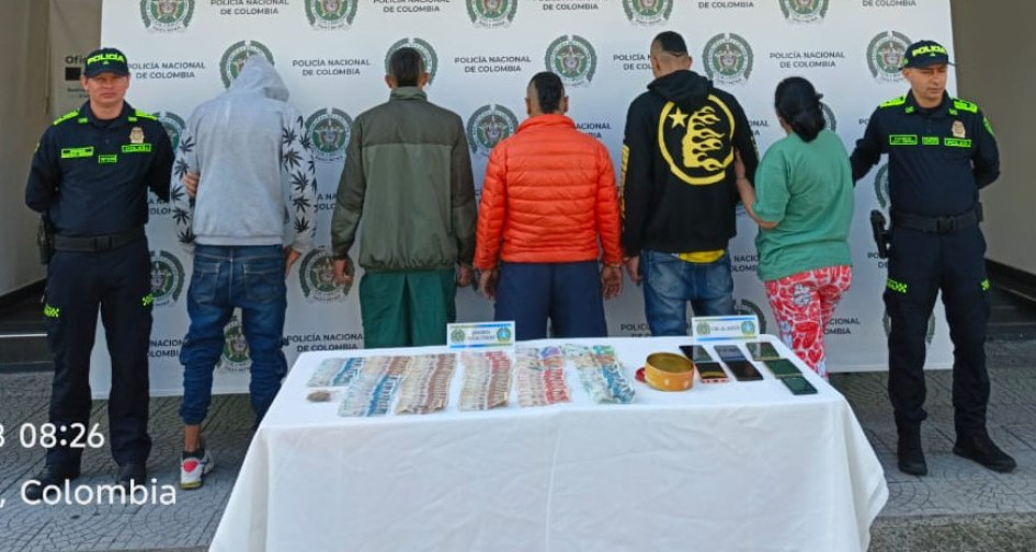 Las cinco personas detenidas.