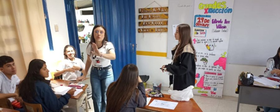 La información la están llevando a los colegios para que los estudiantes conozcan de la importancia de votar. 