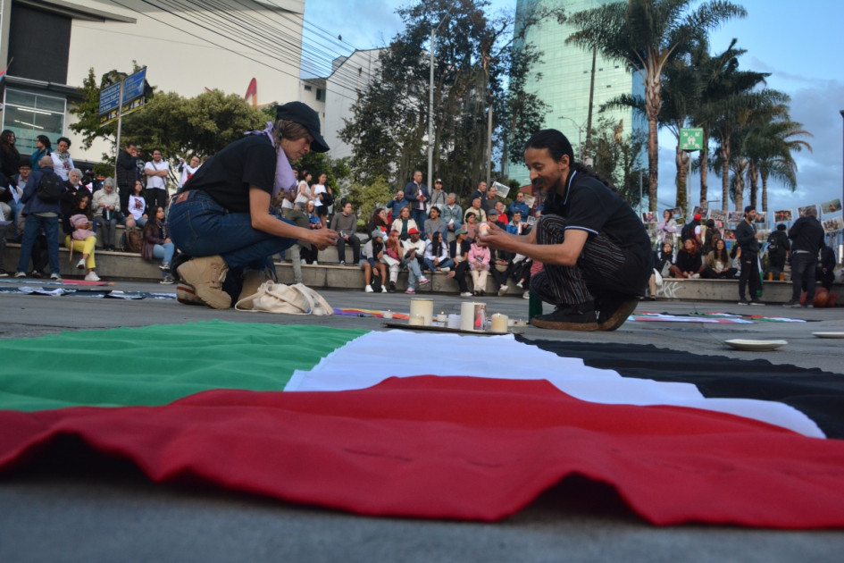 Un plantón a favor del pueblo palestino se toma la plazoleta de la Universidad Nacional, en Manizales. Ciudadanos exigen que cese el genocidio en la Franja de Gaza y comparten en un encuentro cultural.