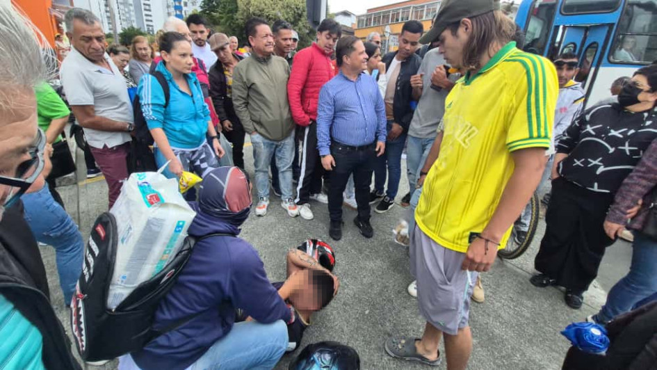 En el suelo, el presunto ladrón. Ciudadanos lo retuvieron en Manizales y lo entregaron a la Policía. El acompañante del señalado habría huido en moto, según testigos.